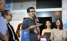 O diretor da Edufal, professor Ivamilson Barbalho, celebra os lançamentos de livros na Bienal