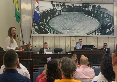 Professora Adriana Todaro durante sessão na Assembleia Legislativa de Alagoas