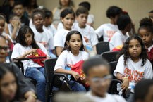 Crianças visitando a Bienal