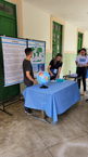 Luccas Brito e Mayra Mendes, estudantes de Ciências Biológicas, demonstrando como as Bacias Oceânicas se conectam em um Oceano global