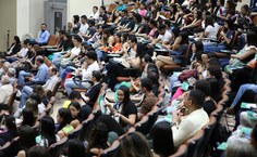 Auditório lotado em dia de festa