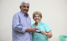 Ana Dayse entregou a placa de homenagem ao professor Gonçalo Dorea, pelo apoio dado ao curso de Farmácia durante sua gestão à frente do Departamento de Medicina Social