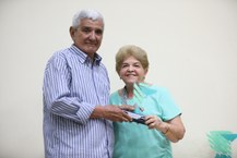 Ana Dayse entregou a placa de homenagem ao professor Gonçalo Dorea, pelo apoio dado ao curso de Farmácia durante sua gestão à frente do Departamento de Medicina Social