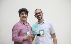 Farmacêutico Tadeu Barbosa recebe homenagem das mãos do servidor Franklin Emanuel