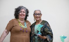 Professora Graça Leopardi entrega homeangem a docente Ruth Cizino