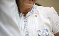 Heloísa também recebeu bóton com o brasão da Ufal