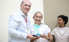 Reitor Josealdo Tonholo enttega homenagem a Heloísa Helena, professor aposentada do curso de Enfermagem e ex-senadora