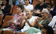 Farmacêutico Tadeu Barbosa, egresso do curso, Heleoísa Helena e Ruth Cizino