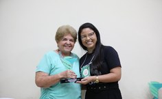 Ana Dayse também foi homenageada e recebeu troféu da aluna Jaciane Celestino