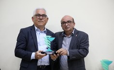 Pró-reitor Amauri Barros entrega homenagem ao reitor honorário Eurico Lobo