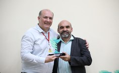 Diretor Irinaldo Diniz entrega homenagem ao reitor Josealdo Tonholo