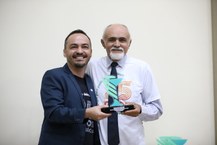 Valter Alvino presta homenagem ao professor Zenaldo Porfírio, um dos fundadores do curso