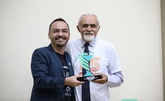 Valter Alvino presta homenagem ao professor Zenaldo Porfírio, um dos fundadores do curso