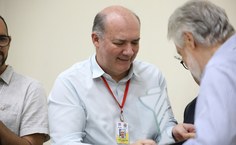 Reitor Josealso Tonholo entrega ao professor Heber Ribeiro da Cruz, homenagem póstuma à professora Eliane Cruz