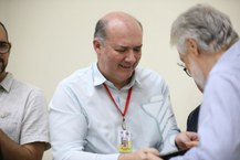 Reitor Josealso Tonholo entrega ao professor Heber Ribeiro da Cruz, homenagem póstuma à professora Eliane Cruz