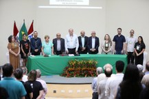 Reitor Josealdo Tonholo preside a mesa de comemoração dos 25 anos de Farmácia