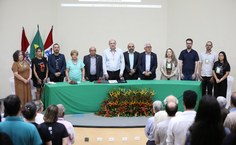 Reitor Josealdo Tonholo preside a mesa de comemoração dos 25 anos de Farmácia