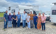 Após reunião, os participantes da reunião foram até a garagem da Ufal para ver as condições do trailer