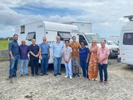 Após reunião, os participantes da reunião foram até a garagem da Ufal para ver as condições do trailer