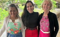 Nathaly Costa (ao centro) com suas orientadoras, as professoras Ruth Rufino (blusa verde) e Silvia Uchoa