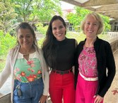 Nathaly Costa (ao centro) com suas orientadoras, as professoras Ruth Rufino (blusa verde) e Silvia Uchoa