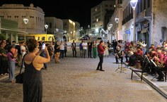 Filarmônica Sociedade Musical Penedense dá show em frente ao Teatro Sete de Setembro, antes da abertura oficial do Femupe