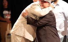 Carlos Bala se emociona ao dizer que foi a primeira homenagem que recebeu