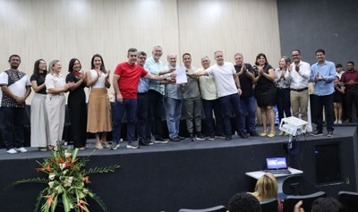 Liderança indígena Cícero dos Santos, a servidora técnica Laila Leandro, a secretária Luzia Keylla, as gestoras da Unidade de Santana do Ipanema, Andrea Feitosa e Inajá Garcia, o deputado estadual Ronaldo Medeiros, o senador Fernando Farias, o deputado Paulão, o reitor Tonholo, o governador Paulo Dantas, o secretário Gino César, o ministro Renan Filho, o deputado Remi Calheiros, a vice-reitora Eliane Cavalcanti, a diretora acadêmica Flávia Lima, o diretor-geral Thiago Trindade e o pró-reitor Jarman Aderico