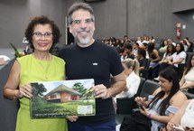 A professora Cícera Albuquerque, diretora da Escola de Enfermagem com o professor e arquiteto Jorge Marcelo Cruz, reponsável pelo projeto do novo prédio da unidade