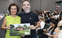 A professora Cícera Albuquerque, diretora da Escola de Enfermagem com o professor e arquiteto Jorge Marcelo Cruz, reponsável pelo projeto do novo prédio da unidade