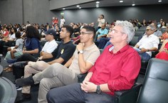 Comunidade acadêmica do Campus do Sertão junto com o professor Carlos Müller