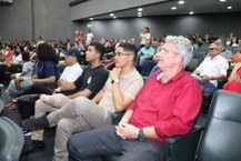 Comunidade acadêmica do Campus do Sertão junto com o professor Carlos Müller