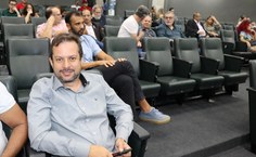 Professor Marcos Aurélio, diretor da Faculdade de Odontologia, e logo atrás o diretor do Instituto de Educação Física, Gustavo Gomes