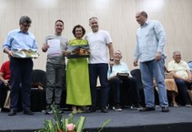 Professora Cícera Albuquerque entrega projeto do novo prédio da Escola de Enfermagem