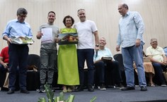 Professora Cícera Albuquerque entrega projeto do novo prédio da Escola de Enfermagem