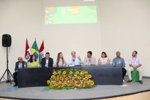 Amauri Barros, Maria Vilma, Fábio Guedes, Sandra Vitorino, reitor Josealdo Tonholo, vice-reitora Eliane Cavalcanti, Daniel Fernandes, Edson Bento e Sanderson Leite, do Sesi AL, na mesa de abertura da Sinpete