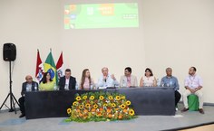 Amauri Barros, Maria Vilma, Fábio Guedes, Sandra Vitorino, reitor Josealdo Tonholo, vice-reitora Eliane Cavalcanti, Daniel Fernandes, Edson Bento e Sanderson Leite, do Sesi AL, na mesa de abertura da Sinpete