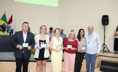 Os homenageados professor Fábio Guedes e as professoras Juliana Theodoro, Teresa Araújo, Nídia Noemi Sodré e Monique Ângelo com o reitor Josealdo Tonholo