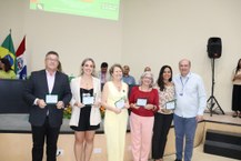 Os homenageados professor Fábio Guedes e as professoras Juliana Theodoro, Teresa Araújo, Nídia Noemi Sodré e Monique Ângelo com o reitor Josealdo Tonholo