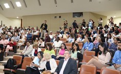 Vanilson Coelho entrou no auditório e encantou os presentes tocando Garota de Ipanema, de Tom Jobim