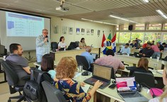 Reitor Josealdo Tonholo na condução da reunião do Consuni