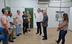 Deputado Paulão com equipe de técnicos, docentes do Laboratório de DNA Forense e equipe de gestão da Ufal