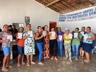 Associação Comunitária de Mulheres do Gavião recebem cartilha produzida por estudantes
