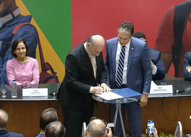 Josealdo Tonholo toma posse no MEC junto com mais 24 reitores eleitos