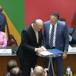 Josealdo Tonholo toma posse no MEC junto com mais 24 reitores eleitos