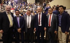 Josealdo Tonholo ao lado de reitores também empossados na quarta-feira, dia 24