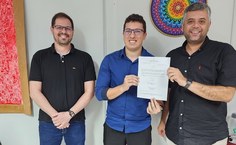 Professor Ícaro Araújo, diretor adjunto do IC, o novo docente, Glauber Leite, e o professor Davi Bibiano, diretor do IC