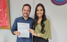Professor Marcos Aurélio, diretor da Foufal, entrega termo de posse à nova docente, Tamares da Silva