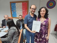 Professor Vladimir Caramori, diretor do Ctec, entrega o termo de posse à nova docente da Ufal, Camila Vieira