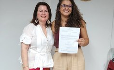 Raianne Bispo recebe termo de posse da professa Angela Canuto